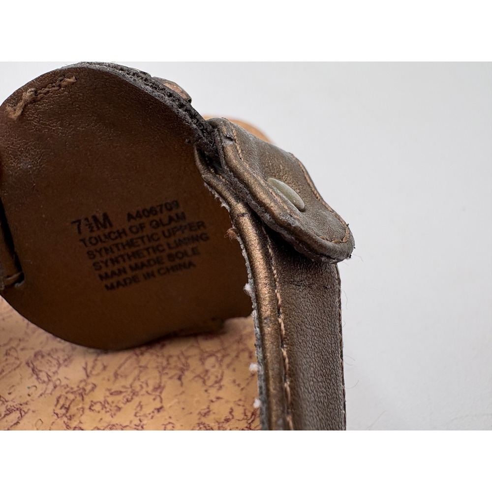 Kenneth Cole Reaction Touch of Glam Bronze Medallion Thong Sandals Womens 7.5M - Picture 2 of 9